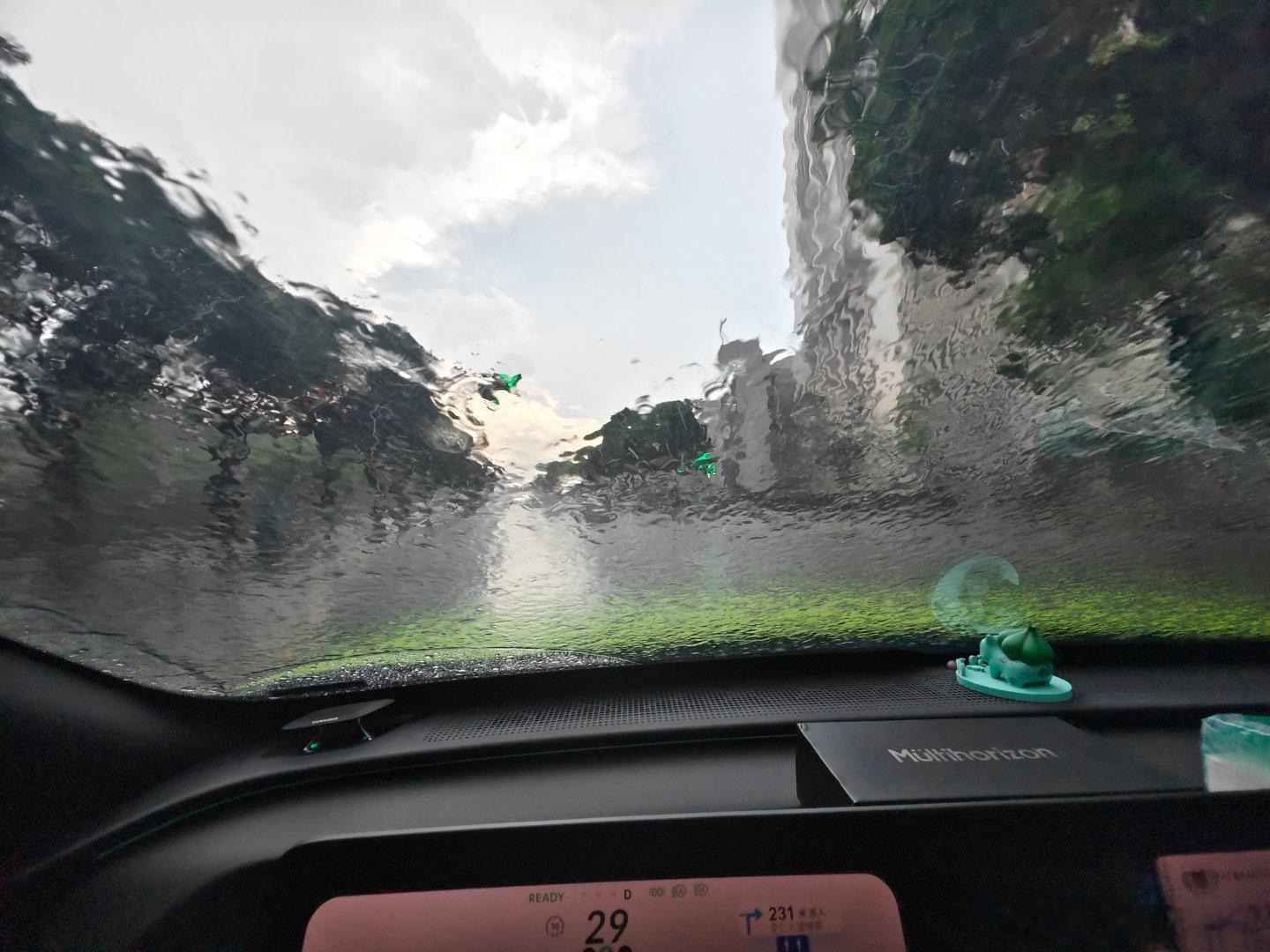 出来岛外看个车，突然变天下暴雨！ ​​​