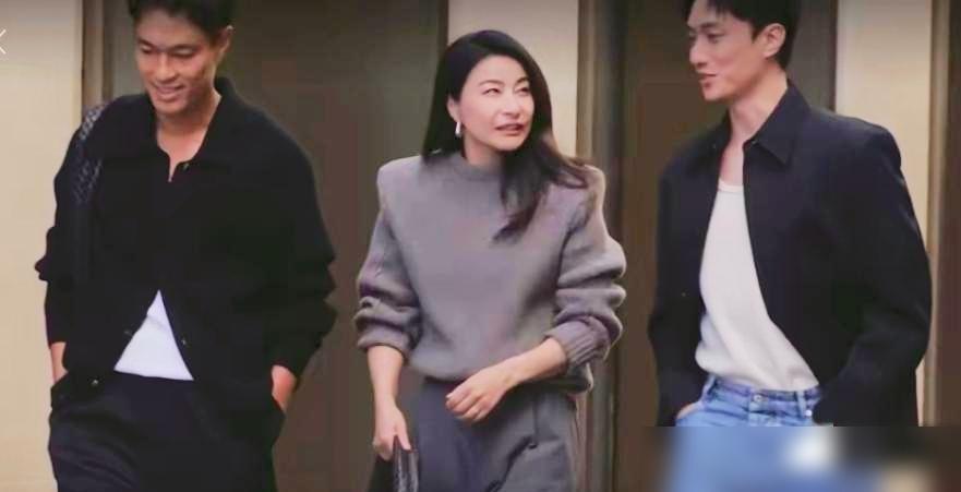 镜头中的郭晶晶虽然发如绸缎，龙眉凤目，胖瘦适宜，但总感觉缩脖驼背，一字肩明显，这