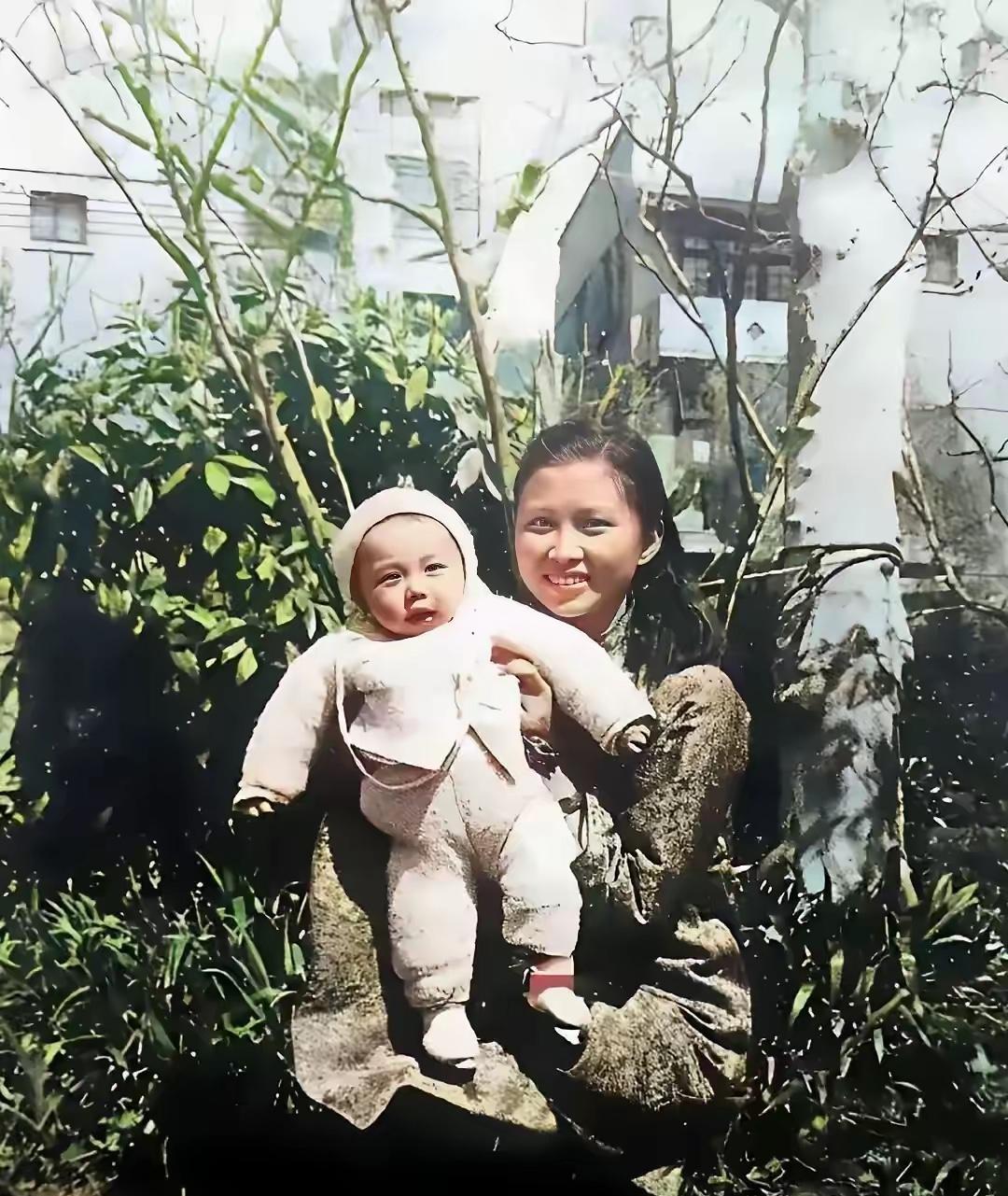 1942年的江苏扬州，19岁的楚青抱着数月大的儿子粟戎生的真实合影，都看看吧，母