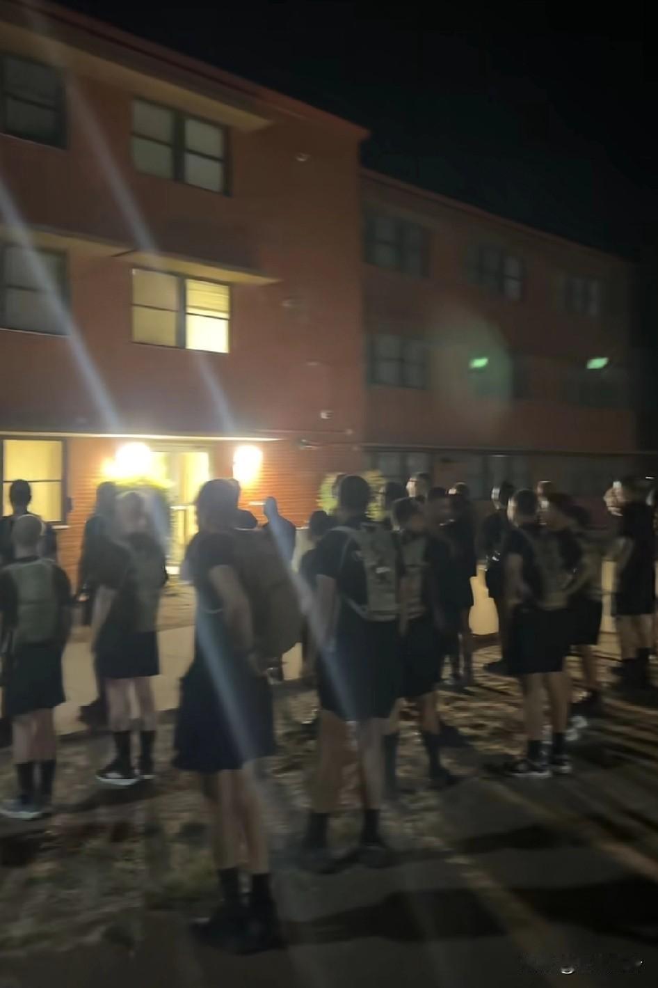 看到这里就放心了! 在没有领到工资之前他们不会接受任何训练，这仅仅是一份工作，长