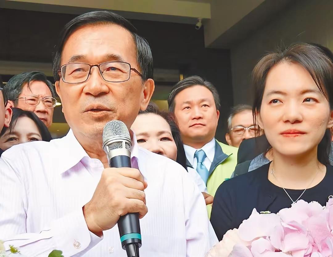 当年喊″民进党哪一个人没拿过我爸的钱？”的陈幸妤50岁生日官宣离婚，面对风波陈水