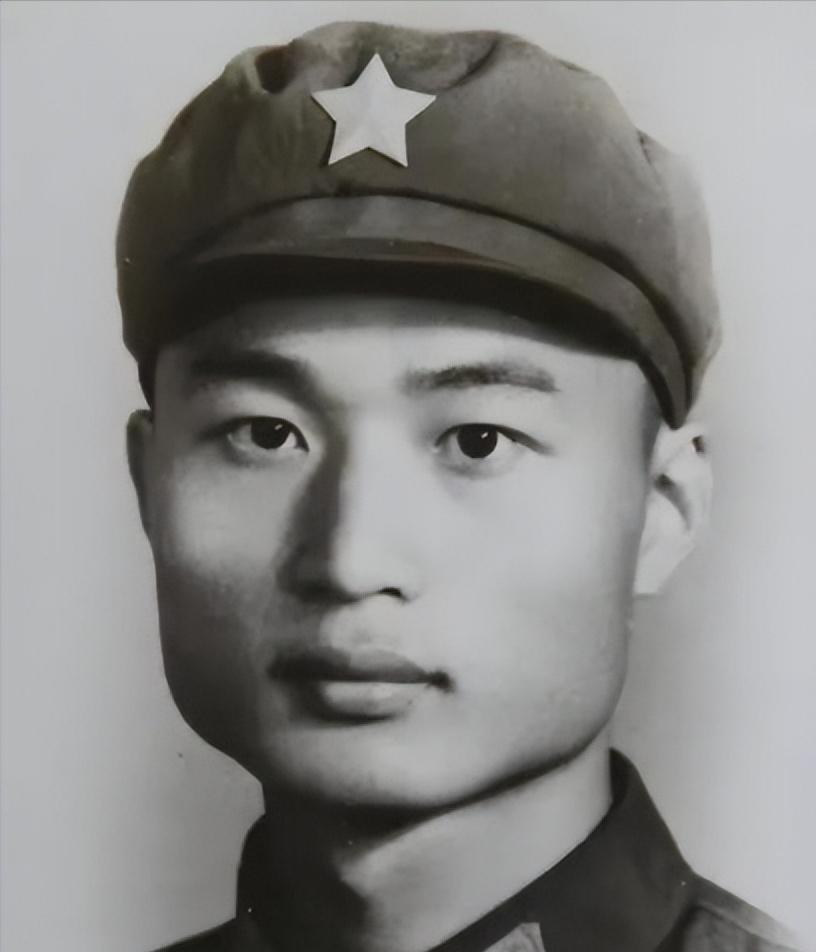 1951年，志愿军飞行员刘玉堤在返航途中，无意间发现，自己身下竟有一群黑压压的敌