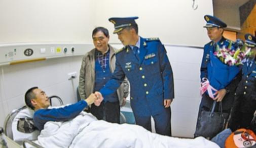1988年，一名飞行员意外坠落深山，被一农民出手搭救，平安脱险，27年后，老农妻