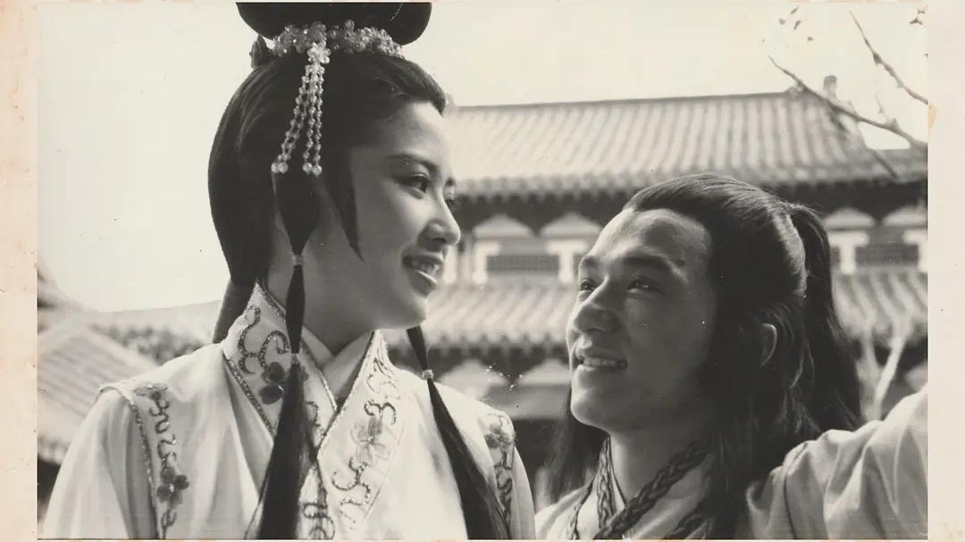 港片《剑花烟雨江南》在韩国首尔昌德宫内取景时，男主角成龙笑吟吟看着女主徐枫，成龙