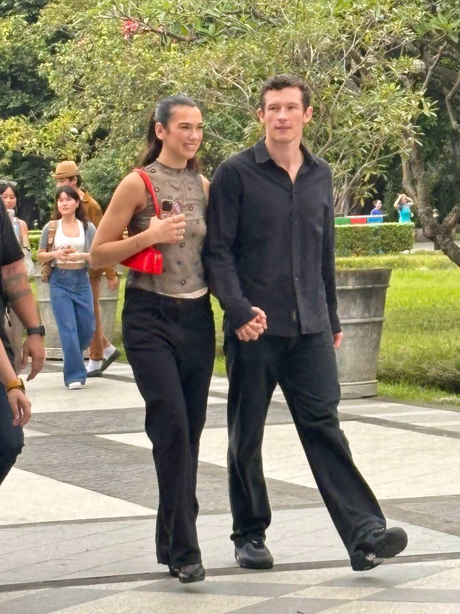 度假系明星情侣啪姐Dua Lipa&卡哥Callum Turner菲律宾新街拍?