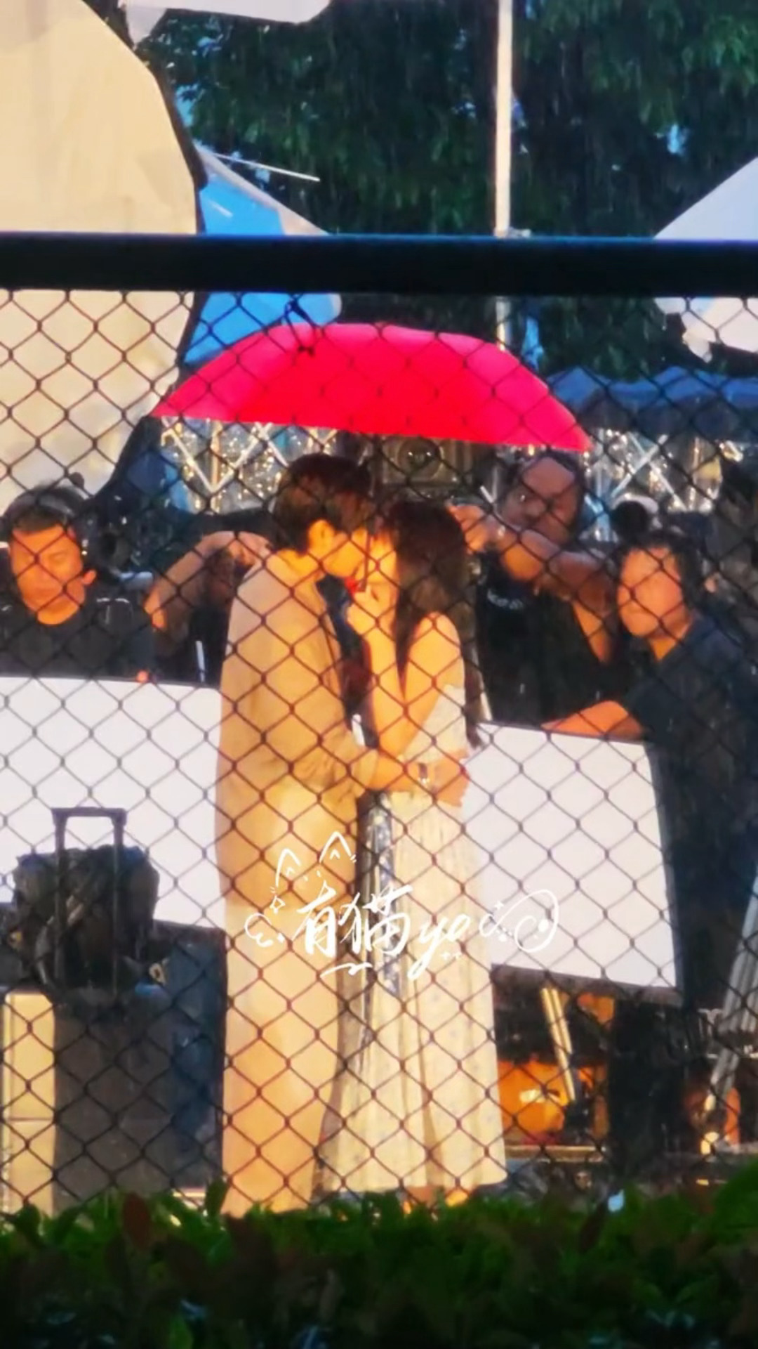 啊啊啊啊卧槽[流鼻血][流鼻血]是混着雨水的亲亲嘛…周也胡先煦雨中接吻路透 周也
