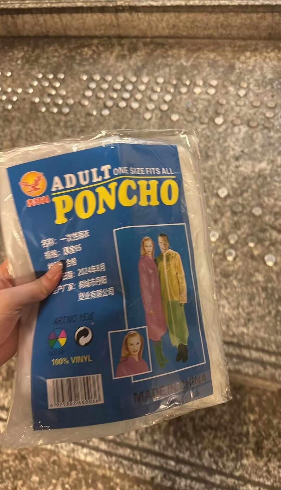 重庆轻轨太贴心了
下班碰上下暴雨，下轻轨的时候工作人员说没带伞的免费领雨衣，点赞