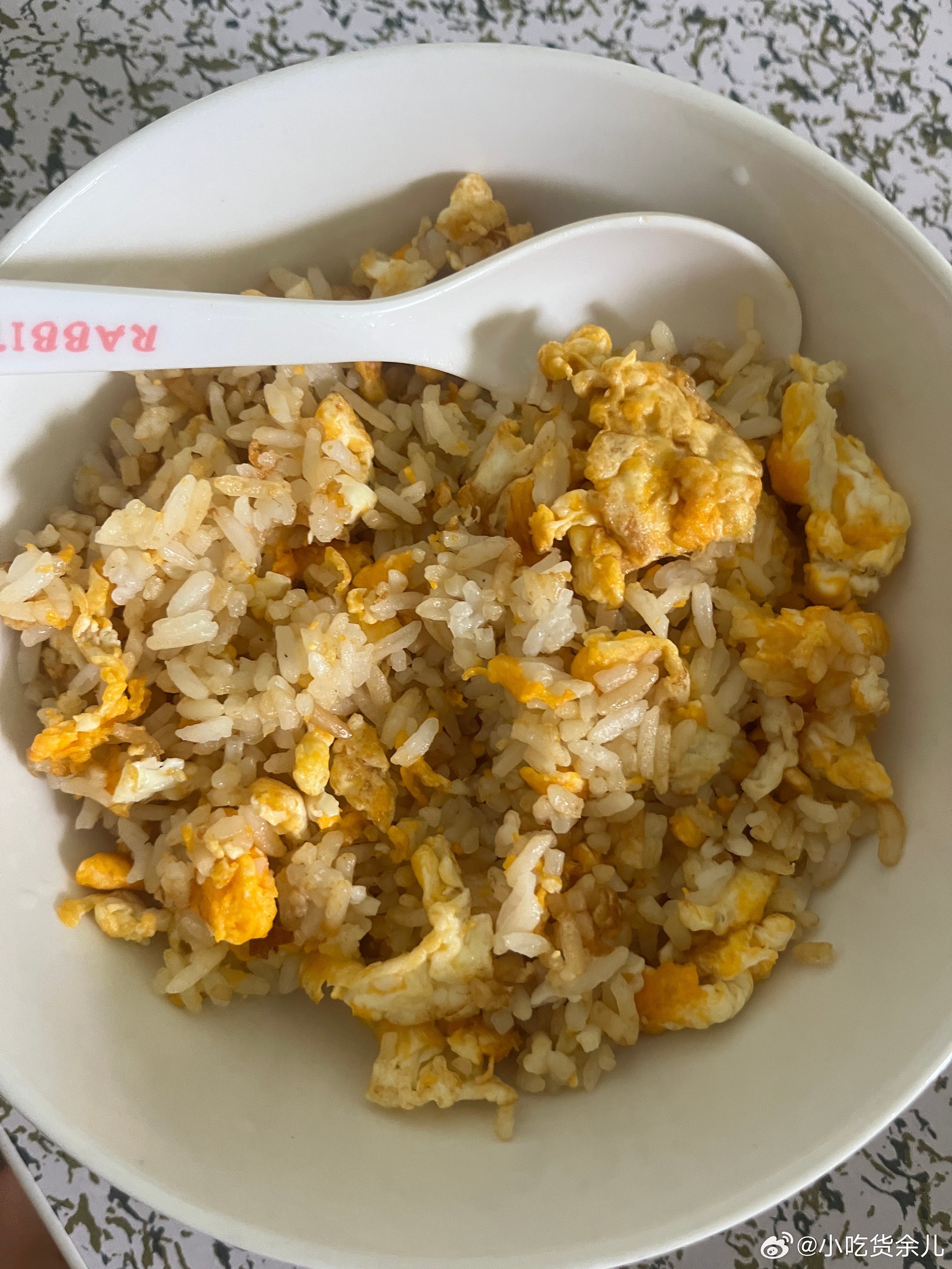 早餐蛋炒饭，柠宝先吃，吃不完我再吃。钟美美回应4年留学花费约300万