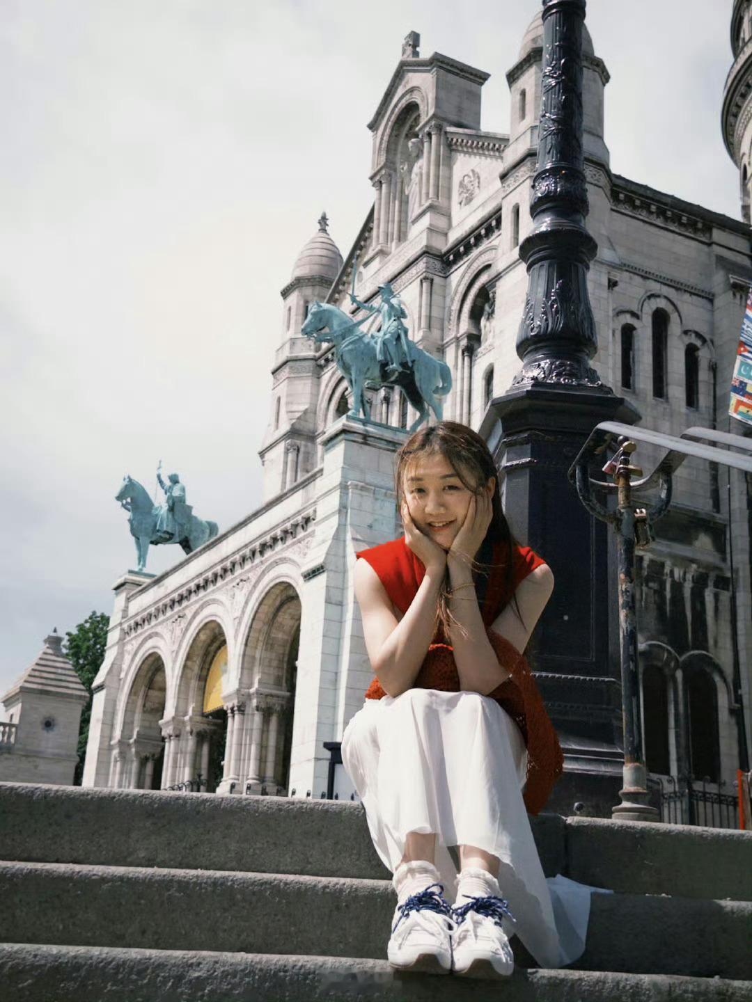 陈梦妈妈嗑上女儿的糖了？只是单纯觉得很有意思吧…还是来欣赏一下梦梦的美照吧 ​​