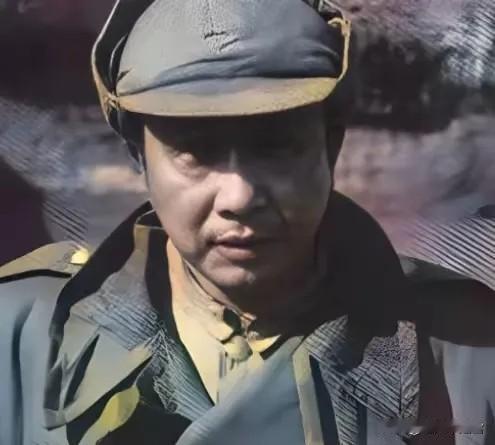 1949年1月，傅作义宣布起义时，第四兵团司令李文“啪”地把军刀摔在桌上，指着满