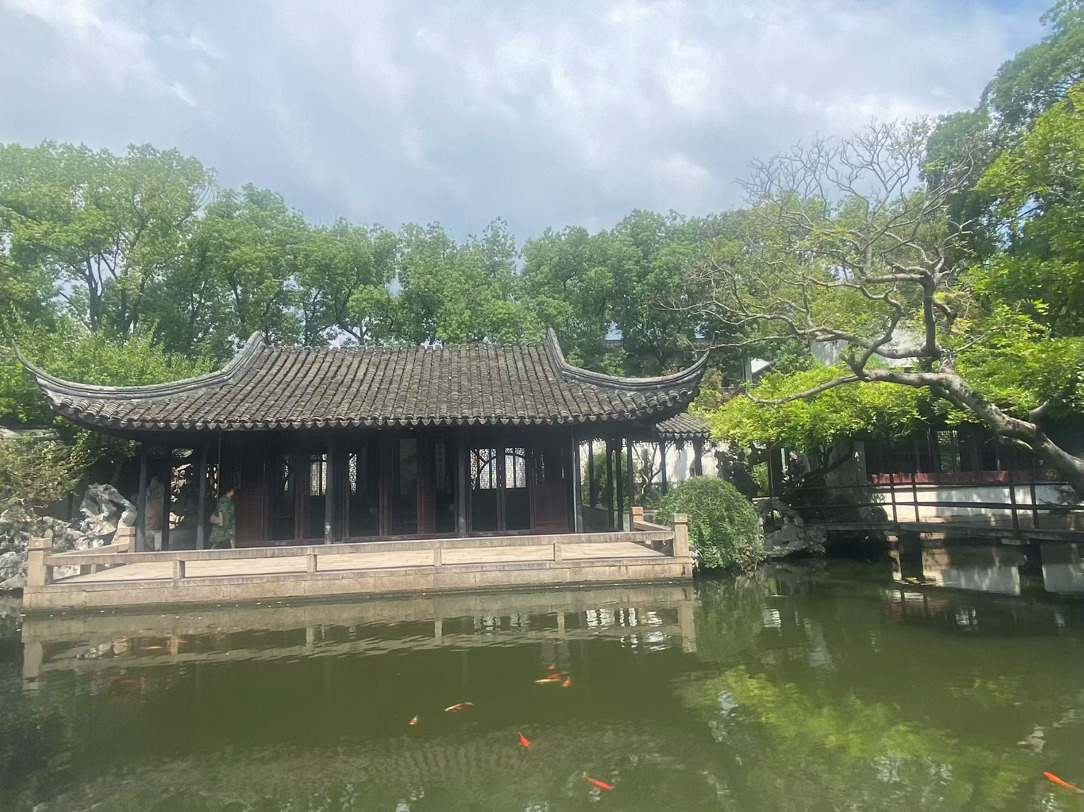 ‍‎每日一善 保持阳光心态，积极面对人生。每个人，都沿着不同的轨道在活着，人生是