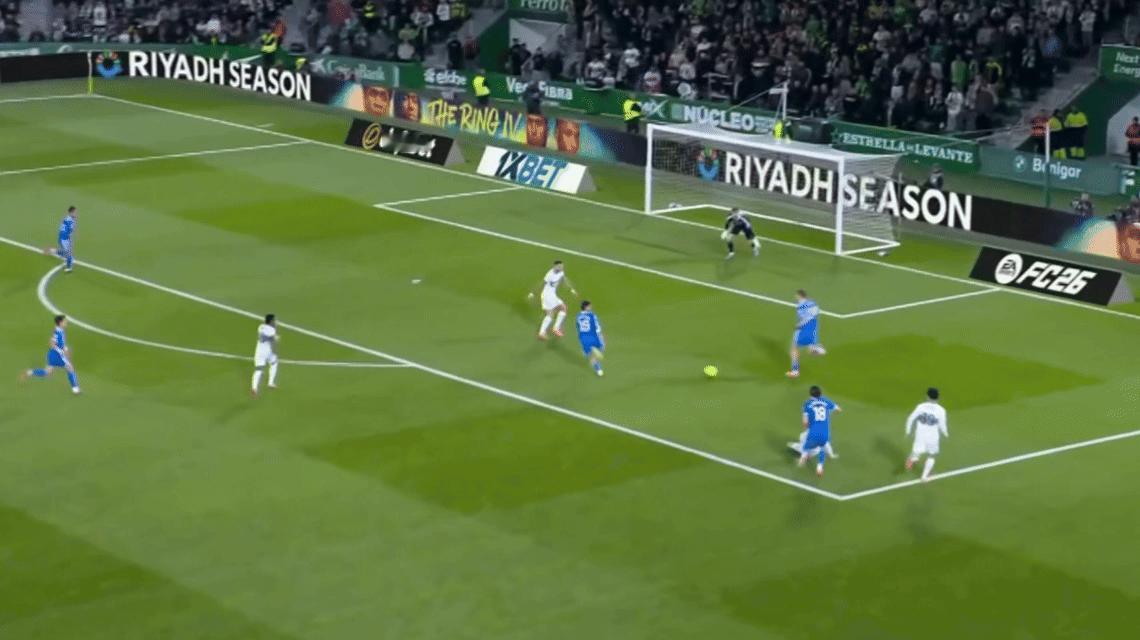 我们的队长就算和对方前锋脸贴脸也能完成扑救，  