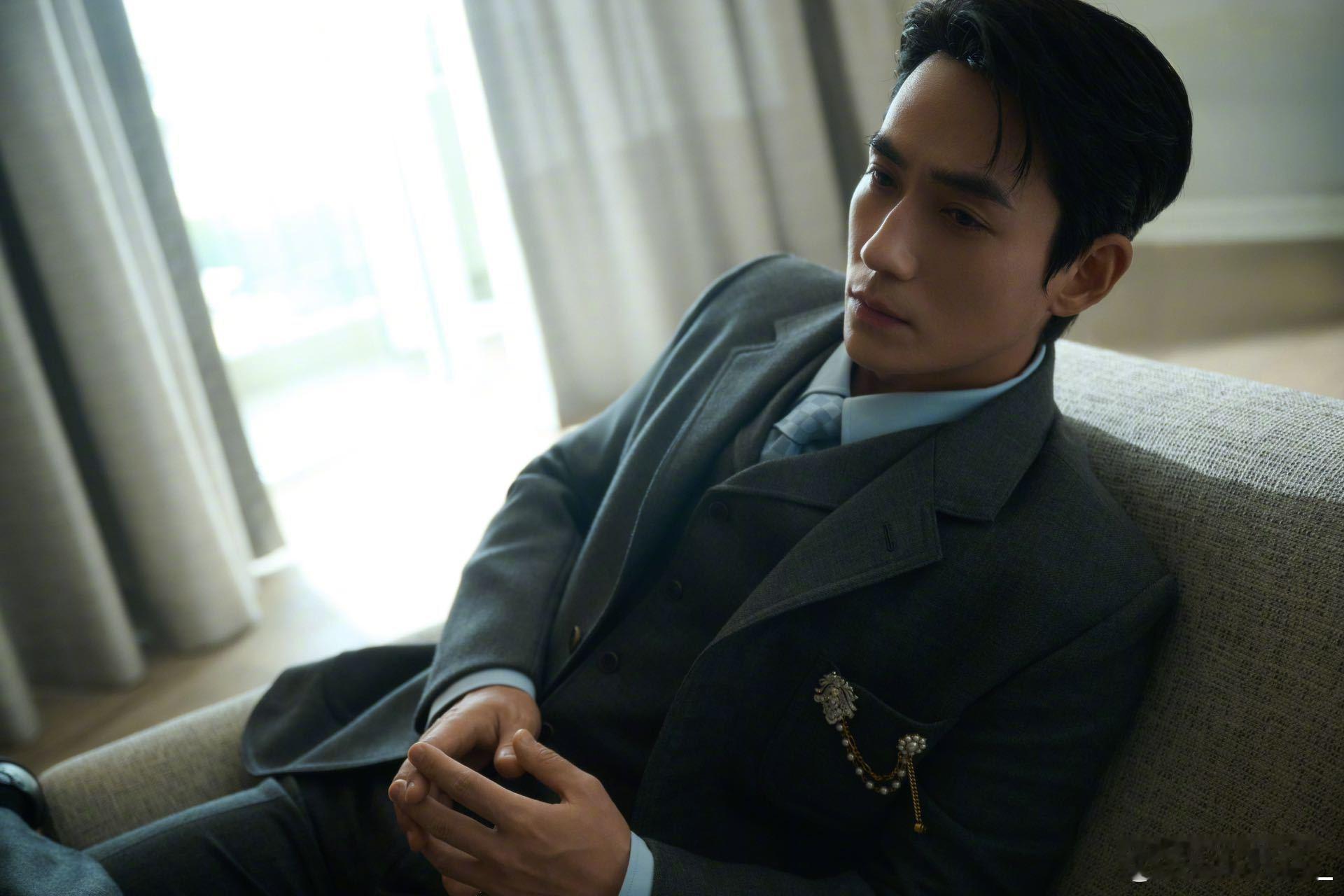 朱一龙目光自然凝聚 这套LV造型直接把“老钱风”焊在身上！矜贵气场溢出屏幕，更凭