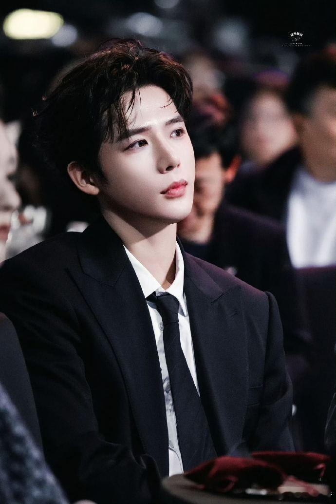 王安宇领奖这段路走得好意气风发 青年演员的意气风发，藏在每一步从容坚定里，年度新