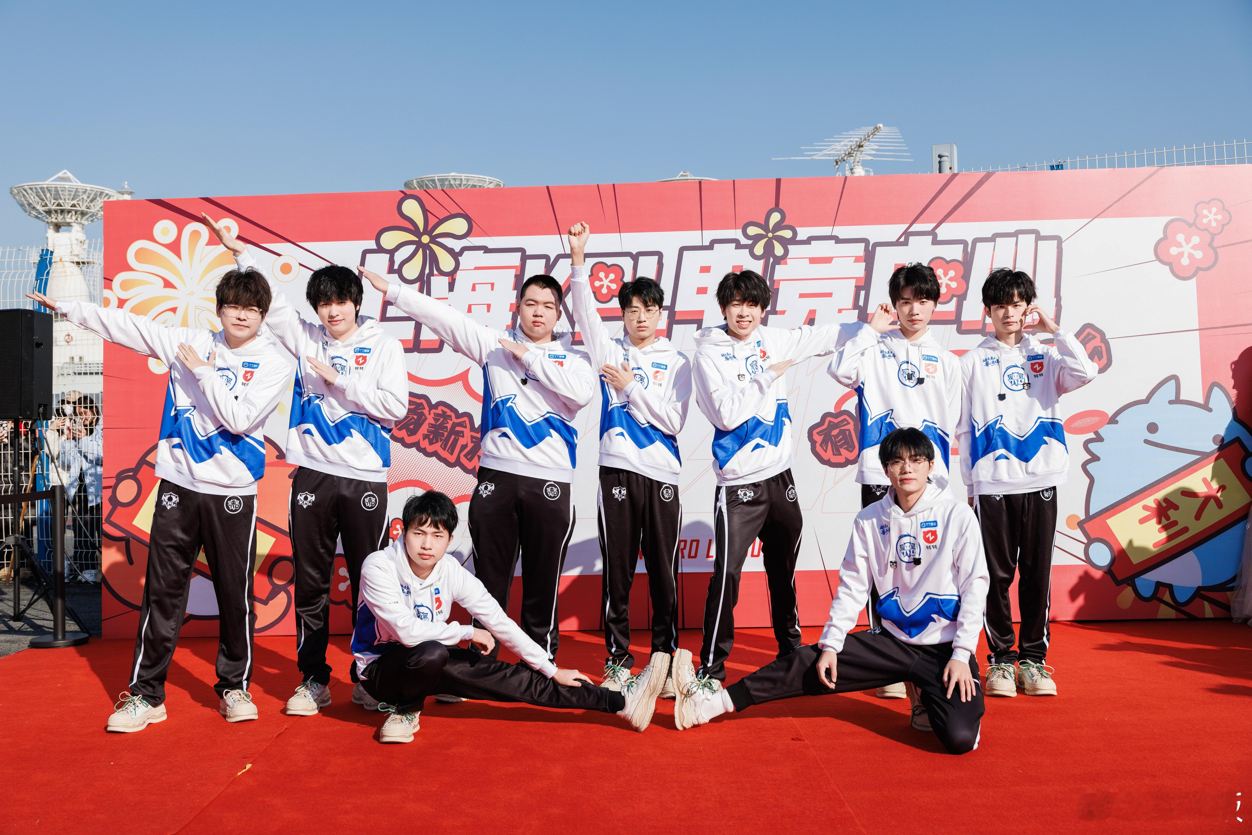 KPL[超话]  KPL红毯新队服大赏 KPL红毯全队员亮出新战服，大家觉得哪个