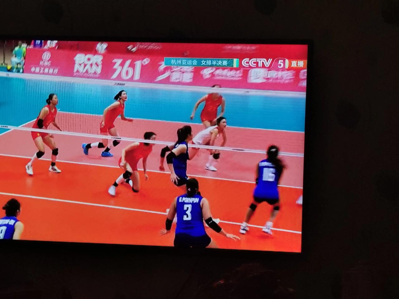 中国女排对阵泰国女排第二局要输啊。咱们的进攻赶不上泰国队。第一局是靠李颖盈的发球