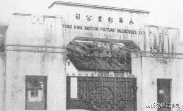 1949年，山河迭代，世道翻覆。无数人在时代洪流里仓皇择业、颠沛求生，没人能预判