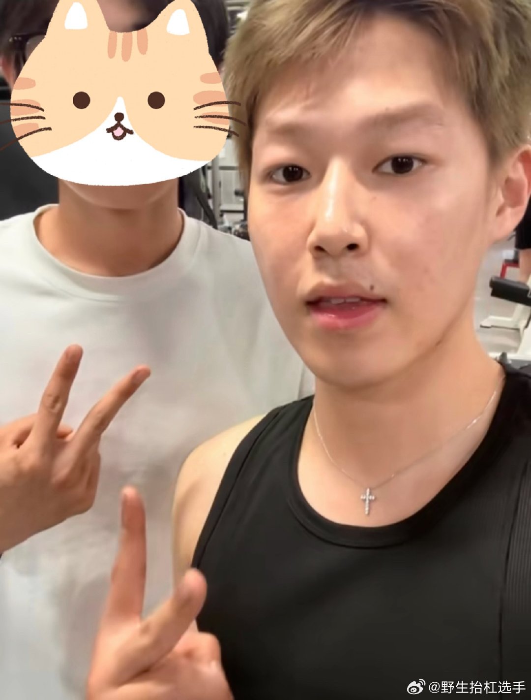 韩汶栩肿了网友晒与韩汶栩合照，天呐这怎么肿了，变样了……韩汶栩变样了