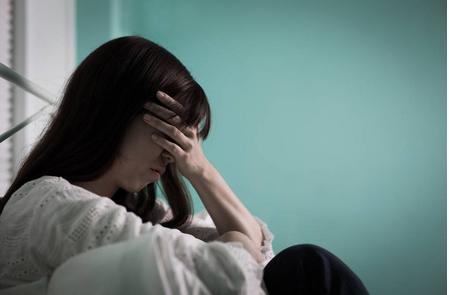 “遭报应了！不孝女！”去年去医院确诊了抑郁，我妈得知后笑了，说我活该，当初我弟结