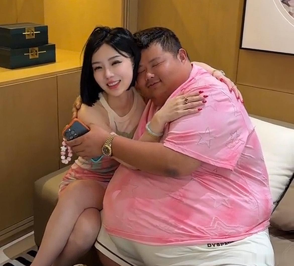 大胃袋良子放弃减肥后，立刻与美女刘娇娇秀恩爱，紧紧揽在一起，还上演追逐减肥戏码，