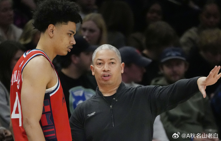 NBA常规赛，快船129-96大胜雄鹿。赛后，快船球员科比·桑德斯在接受采访时谈