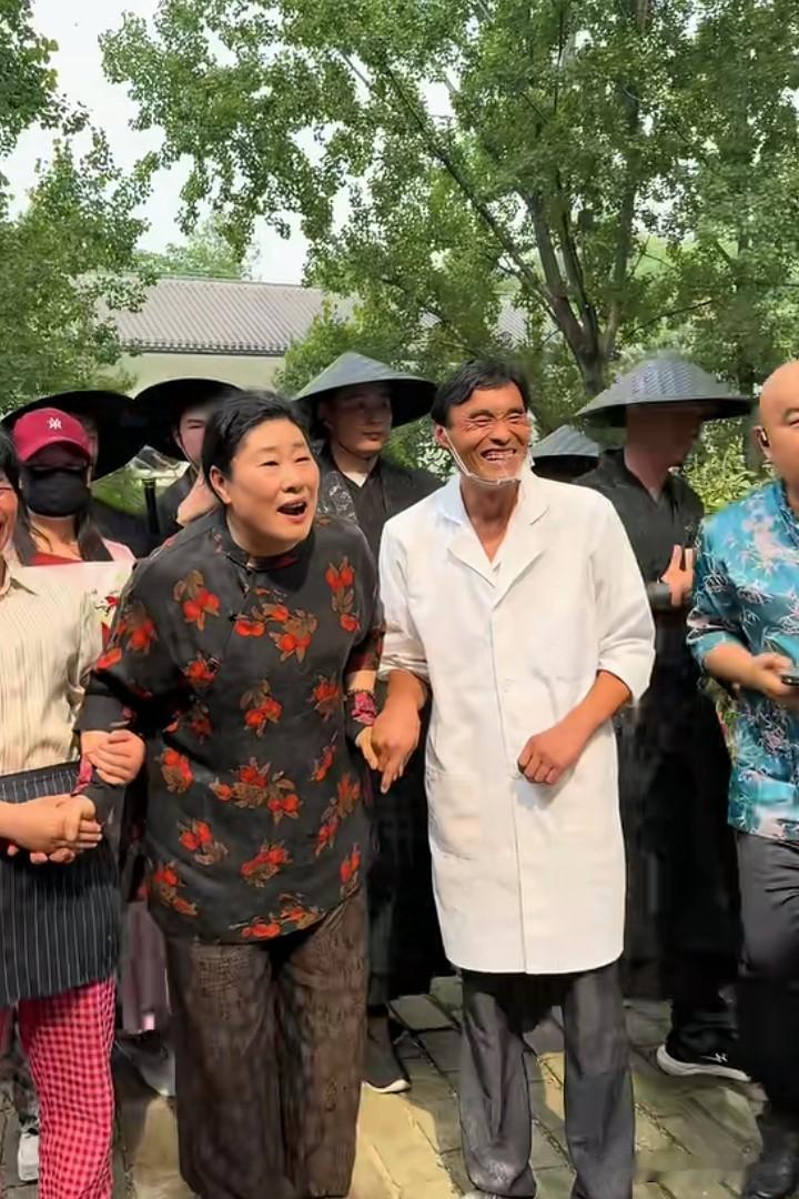 好奇怪，山东的草根网红喜欢扎堆，或者叫相互扶持。
这不，山东大衣哥刚从山东拉面哥