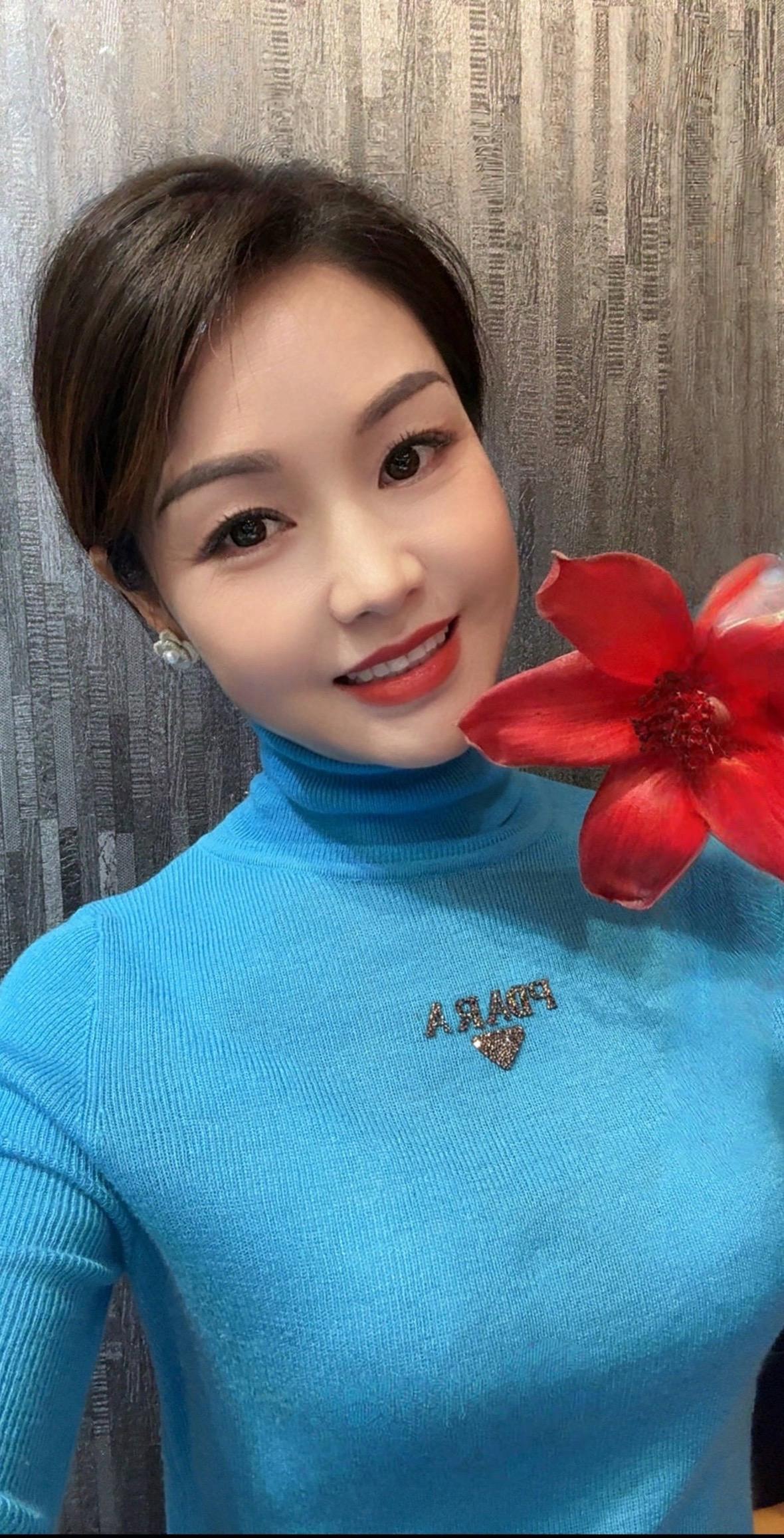 今天是除夕，在这岁末团圆的温馨时刻，
为每一位亲友送上最真挚的祝福，
祝所有人：