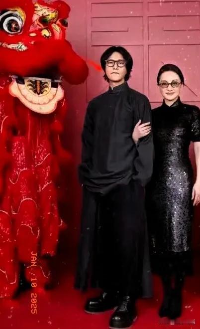 周迅和陈坤两人的神仙友谊，太让人羡慕啦！
两人新年的合照，周迅亲昵地挽着陈坤手臂