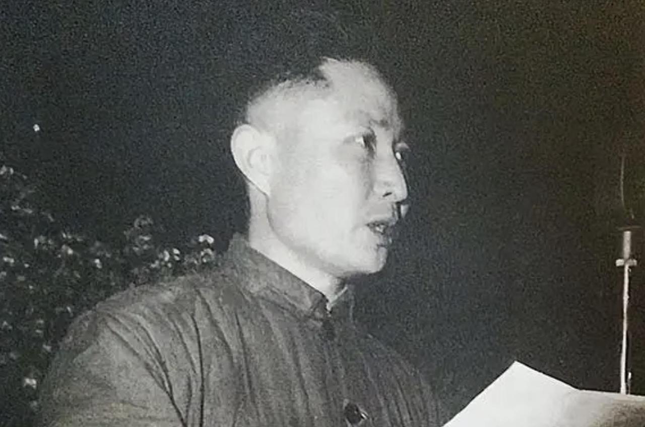 这位干部出身革命世家，又有名校背景，不论是才学还是思想觉悟都极高。

报纸油墨味