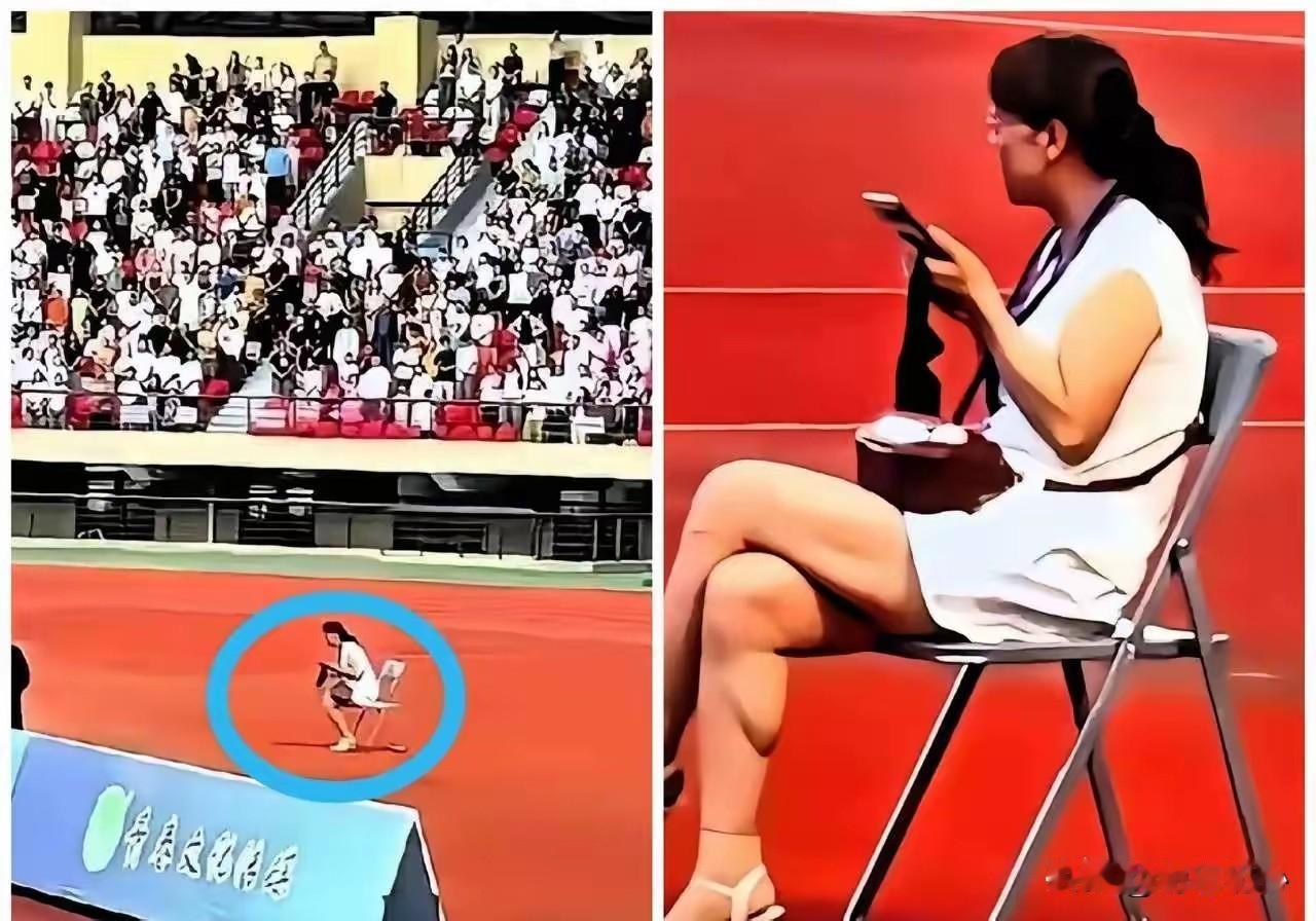 国歌奏响，全场万余人皆肃穆站立，唯有她架着二郎腿，端坐在球场中央，胸前还挂着工作