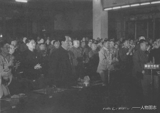 1949年9月30日，毛泽东当选中华人民共和国中央人民政府主席，全场起立，鼓掌祝