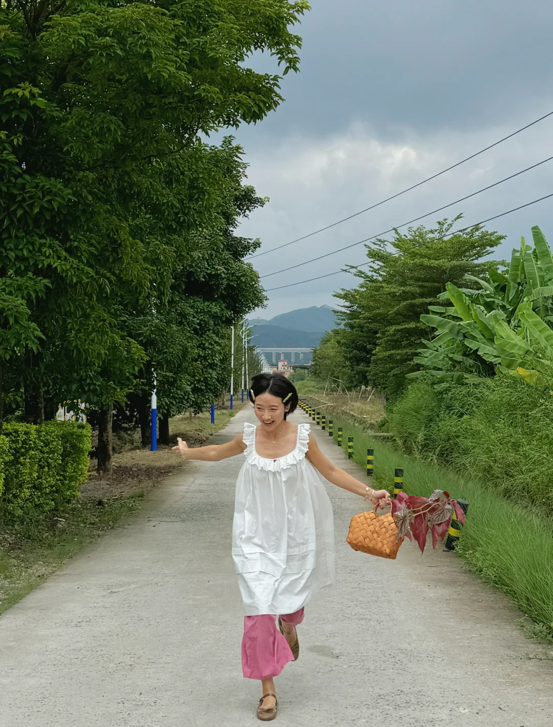 今日要闻：乡村女孩结束外宿，飞奔回家🌾