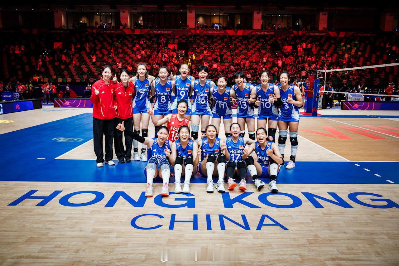 2026世界女排联赛中国女排3比0乌克兰女排国家排球联赛 姗姗来迟的赛后合影 