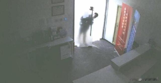 上海，一名男子冯某深夜潜入一家单位的办公室，十分钟之内便偷走保险柜内的32万现金