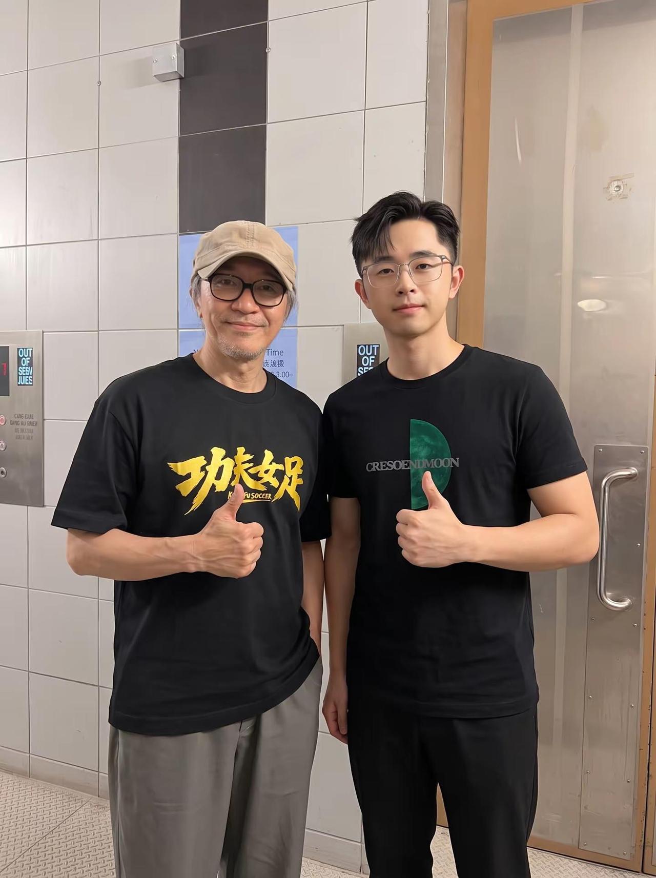 功夫女足香港路演后台和星爷合影啦。功夫女足 功夫女足路演 周星驰 周星驰合影