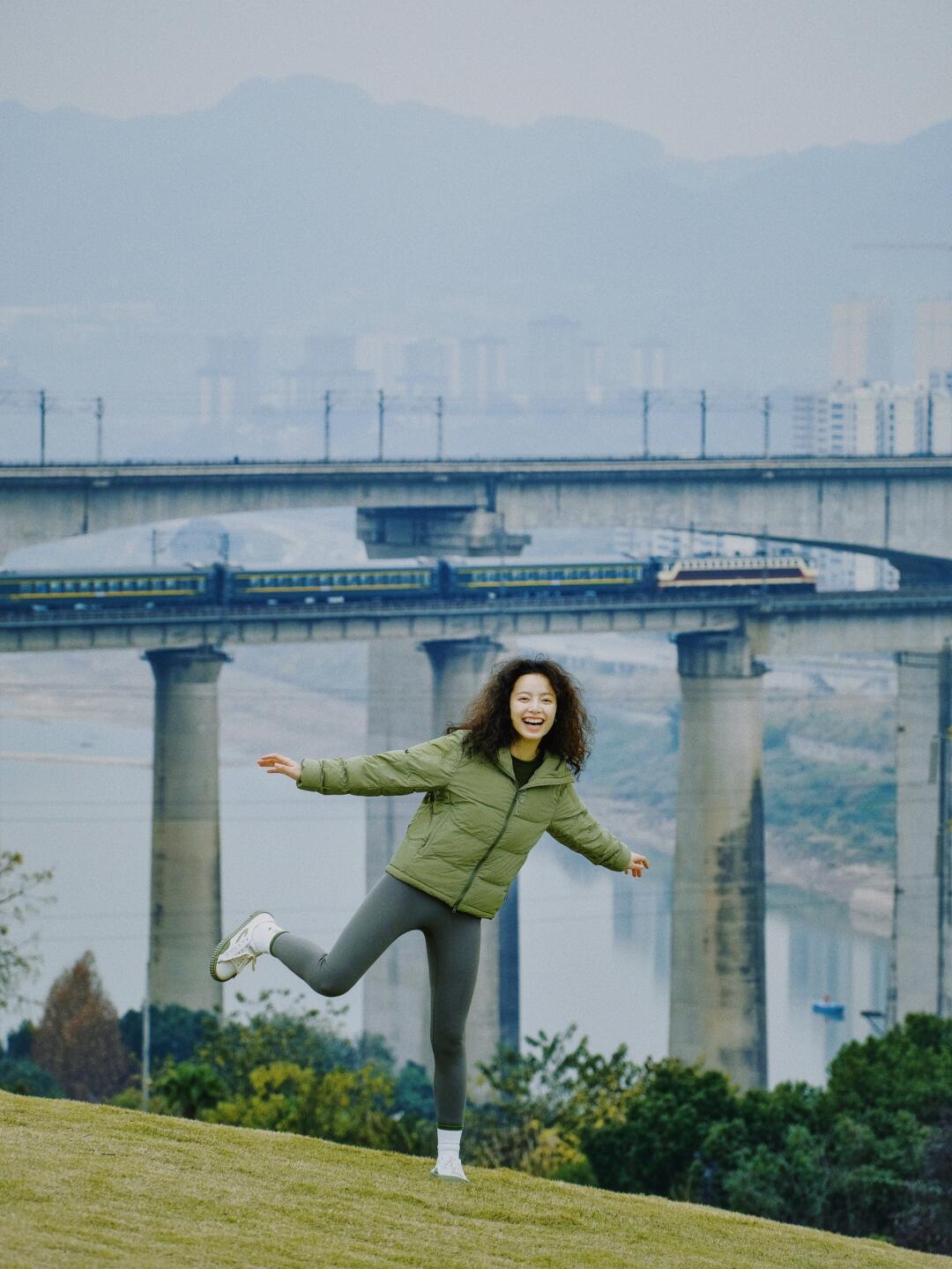 可以和高铁合影的观江草坪，这个公园真宝藏！