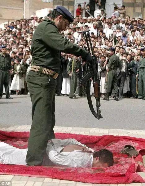 2009年，也门，这是一死刑犯被执行死刑的镜头。镜头中的犯人面部朝下趴在一大块红