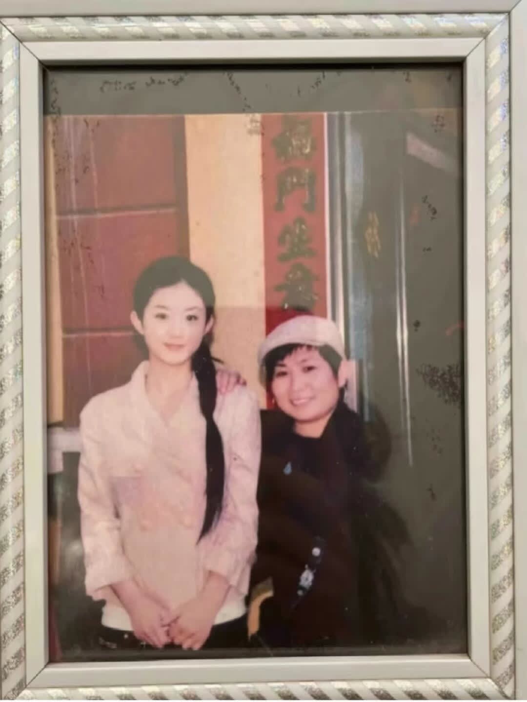 仿佛时间在那刻静止！ 照片里她的笑容带着稚嫩，眼神里满是 未经世事的纯真，仿佛时