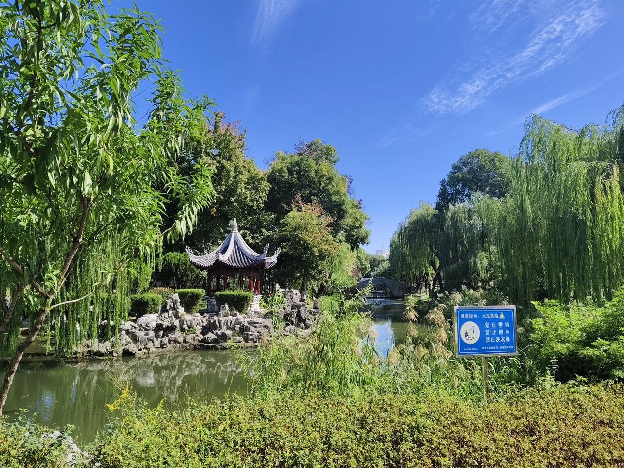 
人的许多无名的痛苦来源于自身的胡思乱想，为什么自己不如别人那么富有，日子为什么