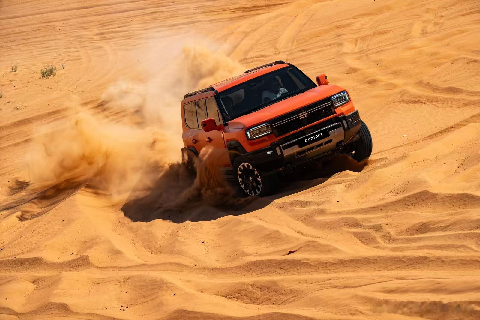 咱就是说，国产纵横G700这波在迪拜的操作也太秀了！直接在豪车扎堆的地盘开全球发