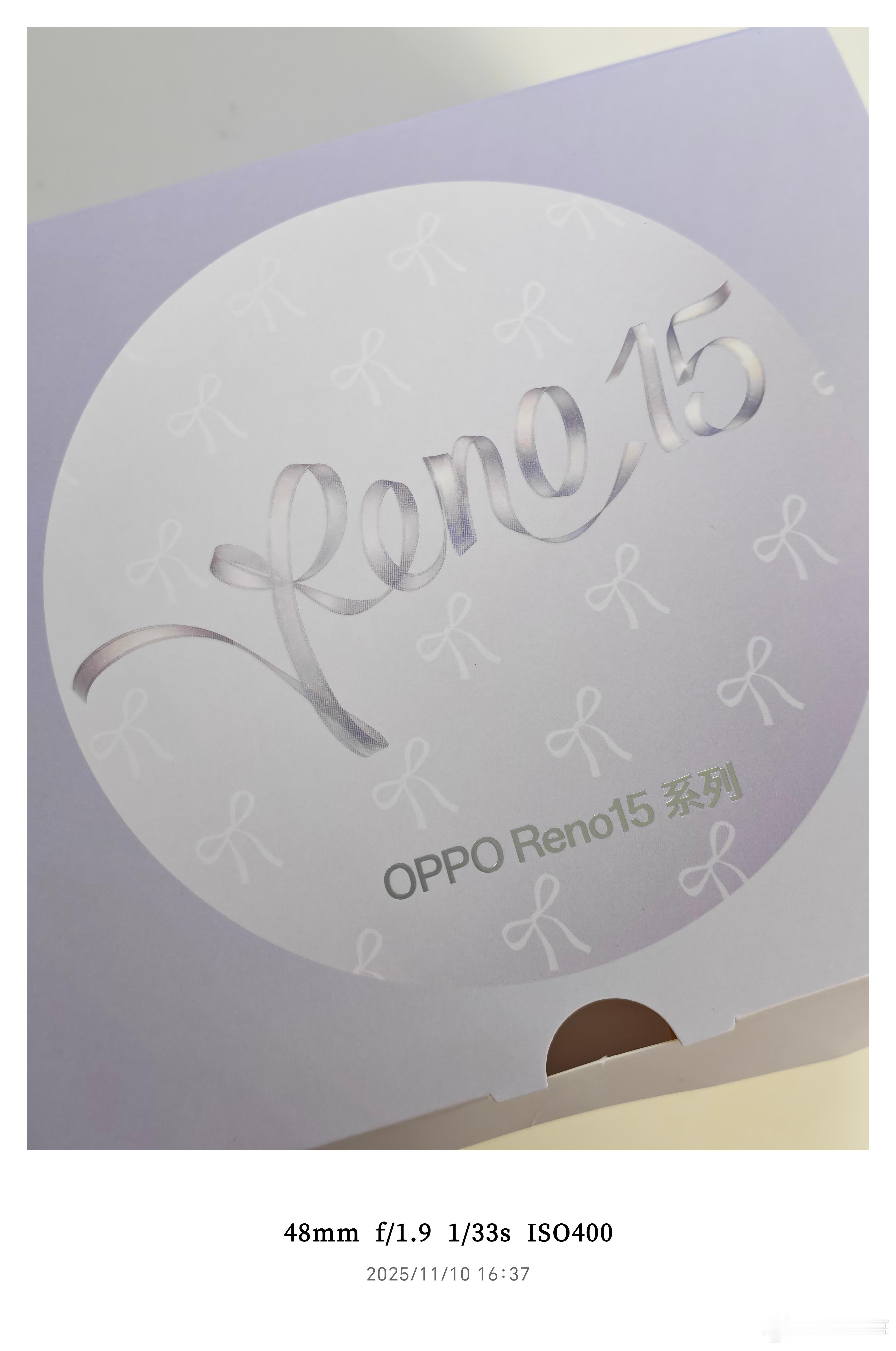 收到OPPO Rneo15系列发布会邀请函，包装上的蝴蝶结元素也在呼应Reno1