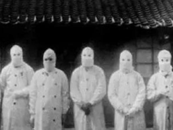 1938年，鬼子为了满足自己对女性身体的好奇心，把一女子活活按在门板上，一刀剖开