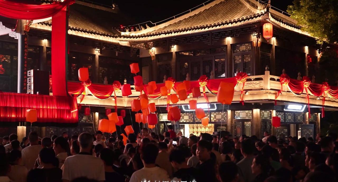 这封情书，藏在无声的细节与陪伴中。
它或许是环城公园里，一对银发夫妻携手漫步的蹒