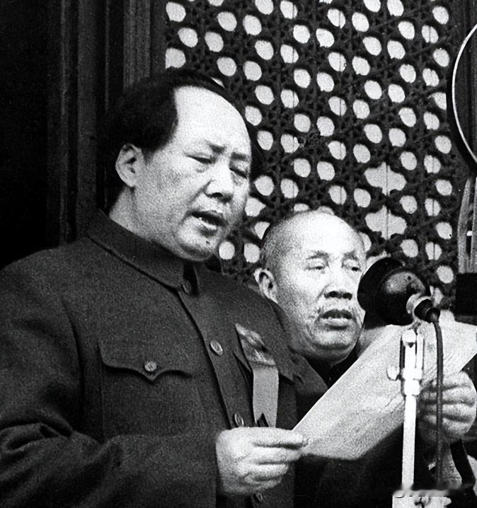 1949年开国大典，林伯渠宣布：“请毛主席升旗！”可林伯渠并没意识到，自己犯了个