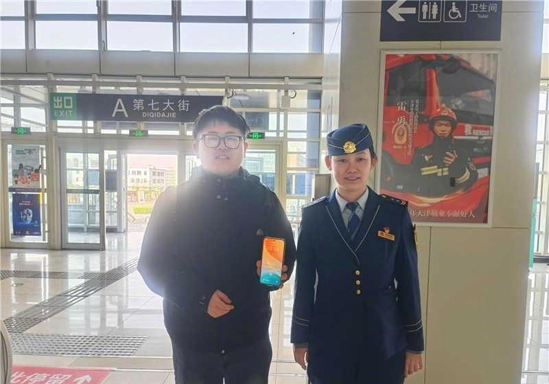 2026年4月2日9:30左右，一名乘客在乘坐列车时，手机不慎滑入车厢座椅间的狭