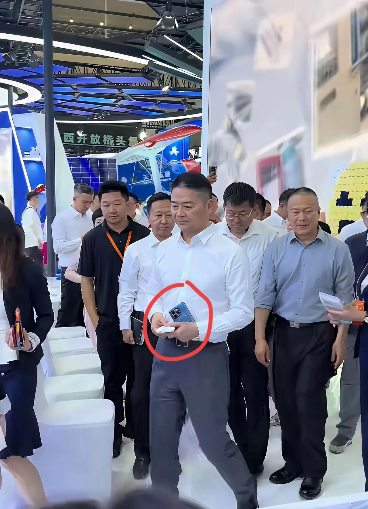 刘强东手里拿的是什么品牌的手机，一定很贵吧