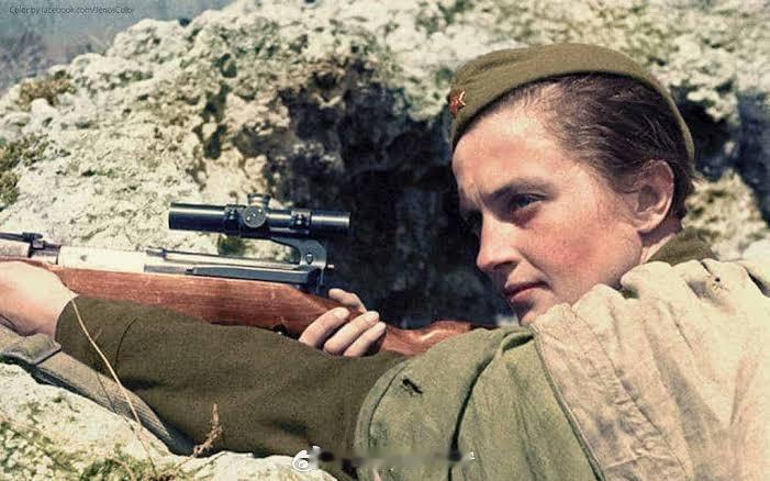 烽火问鼎计划 1942 年 9 月，一位年轻女子走下华盛顿特区的火车，她的脸上满