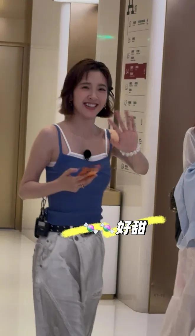 李小冉和唐艺昕一起现身成都两位站在一起很有姐妹范儿，也都搭配的很有潮流之美。 