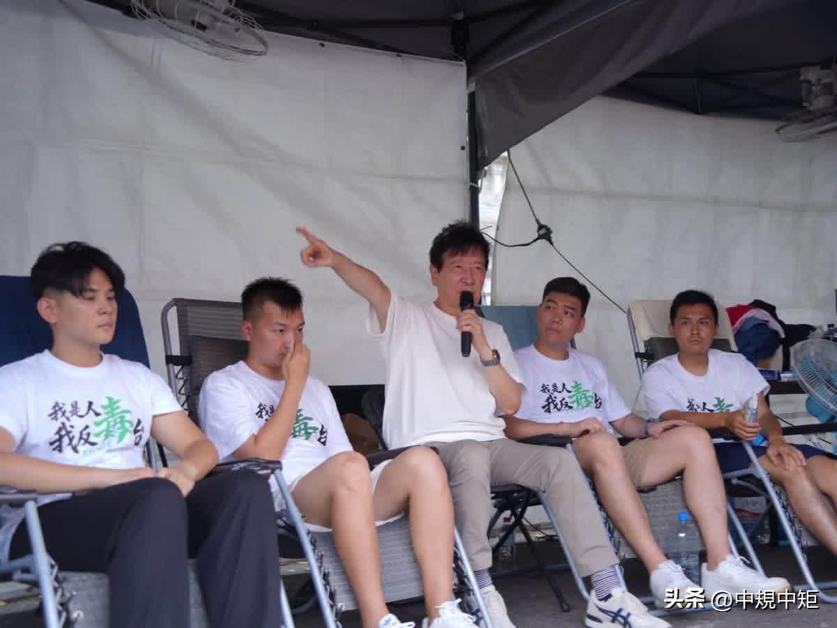 赵少康探视反毒油绝食蓝营议员

国民党台北市议员杨植斗率3名议员参选人在凯达格兰