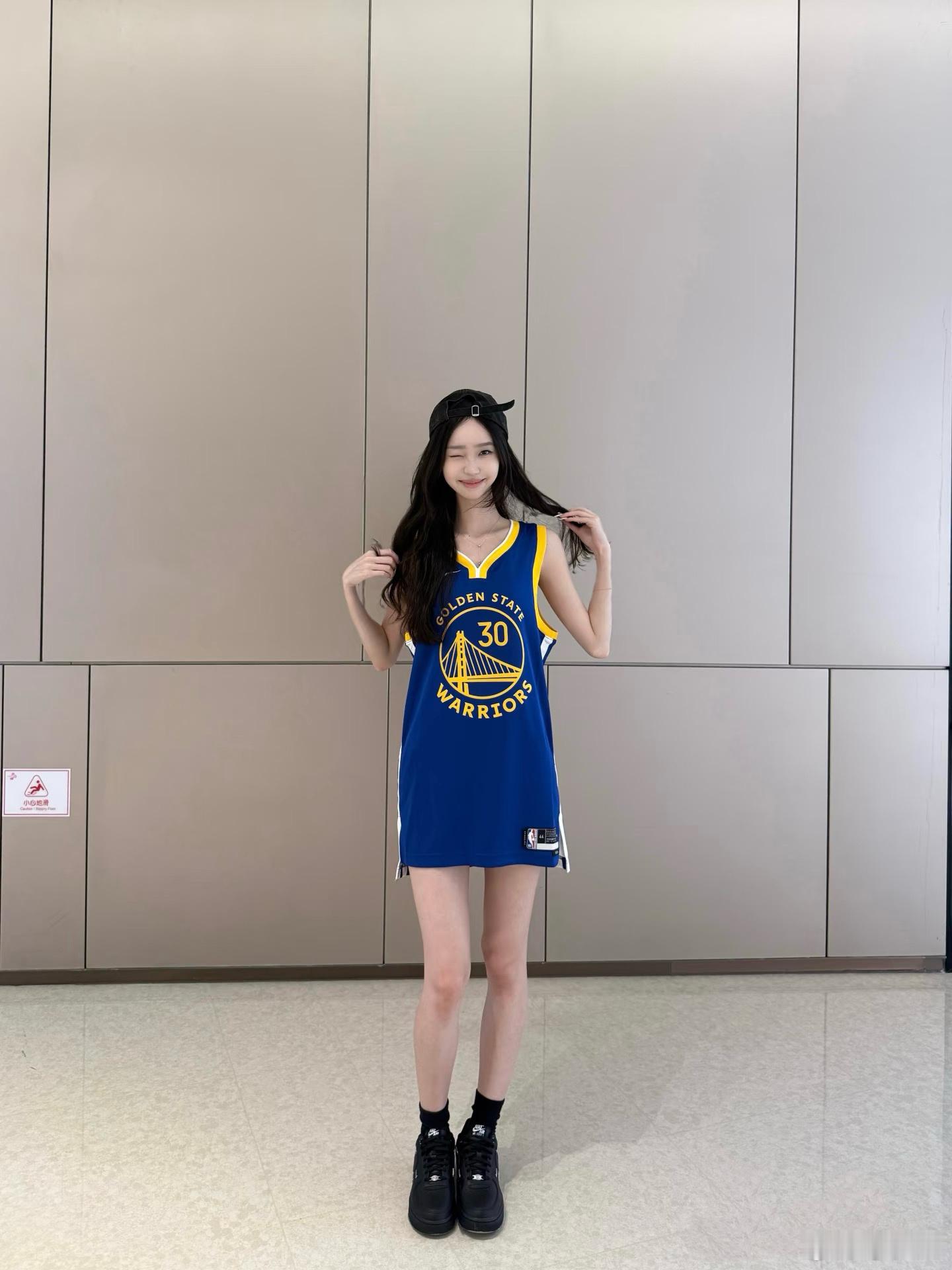 全场双人包夹的防守我见过，但全场黄蜂安排一个全场抱着库里不让接球，也不让无球跑动